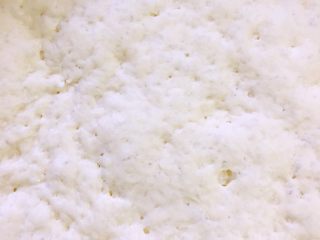 1、火腿披萨-一个专属于火腿的part????,常温发酵三个小时后，膨胀至两倍大小即可