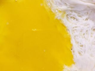 2、火腿披萨-一个专属于火腿的part????,黄油化开，放入醒好的面团