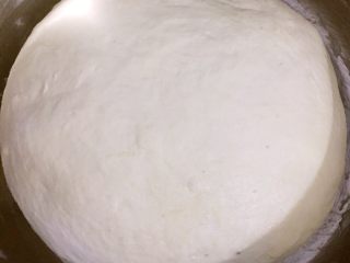 3、火腿披萨-一个专属于火腿的part????,和黄油活好的面团表面很光滑，继续醒半小时