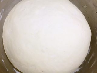 4、火腿披萨-一个专属于火腿的part????,醒好的面团是不是非常光滑诱人啊????