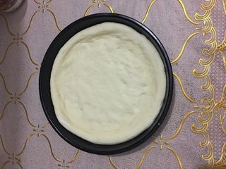 5、火腿披萨-一个专属于火腿的part????,然后幹成中间薄，周围后的面饼，然后披萨盘里刷上橄榄油