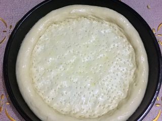 6、火腿披萨-一个专属于火腿的part????,然后扎孔，如图，表面再刷一层橄榄油