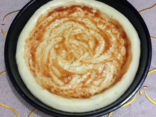 7、火腿披萨-一个专属于火腿的part????,刷上番茄酱或者披萨酱，或者根据自己口味，用黄豆酱和大酱都可以