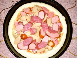 9、火腿披萨-一个专属于火腿的part????,放上所有的主料吧????可以根据自己口味调整