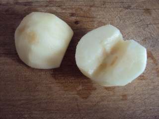 2、红酒雪梨,将梨削皮去核