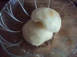 3、红酒雪梨,放入容器