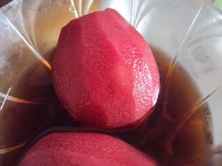 5、红酒雪梨,冰箱冷藏浸泡一夜的雪梨