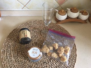1、梦幻星空燕窝,食材准备好，另外准备一个香槟杯