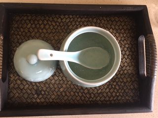 2、梦幻星空燕窝,燕窝放入炖盅内