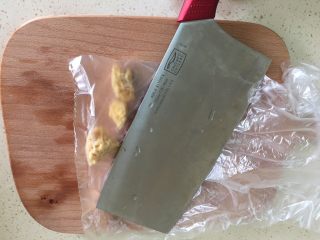 5、梦幻星空燕窝,放入保鲜膜内。