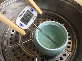 8、梦幻星空燕窝,燕窝大概要在60度以上才可以使石蜂糖与黑枸杞融化的更好