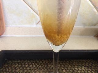 11、梦幻星空燕窝,用筷子在底部轻轻搅拌，使石蜂糖融化成大地色