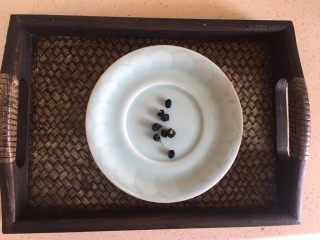 12、梦幻星空燕窝,黑枸杞取8小粒。怕上火取6小粒也行