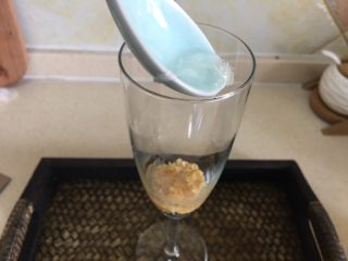 9、梦幻星空燕窝,把燕窝放入杯内