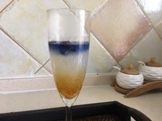 15、梦幻星空燕窝,黑枸杞的色素慢慢会沉淀