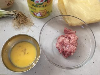 3、腐皮卷,猪肉剁成末，鸡蛋磕入碗里打散