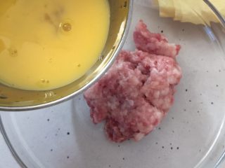4、腐皮卷,然后将鸡蛋分多次少量加入肉末中搅拌均匀