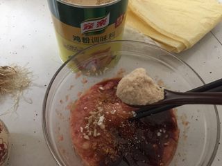 8、腐皮卷,勺入两勺家乐鸡粉调味料