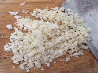 10、腐皮卷,将马蹄去皮洗净后切成末