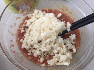 11、腐皮卷,然后将马蹄用纱布包住挤去多余的水份