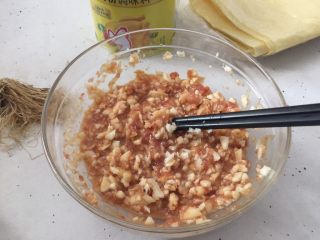 12、腐皮卷,再放入肉末中搅拌均匀