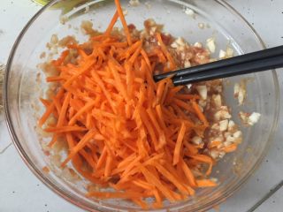 13、腐皮卷,胡萝卜抽丝后放入肉末中搅拌均匀