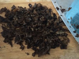 14、腐皮卷,木耳切成末