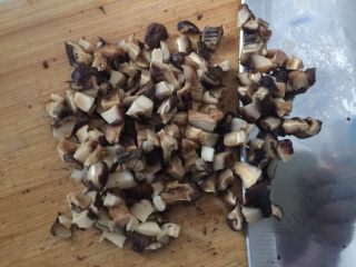 15、腐皮卷,香菇也切成丁