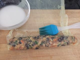 20、腐皮卷,卷成长条卷，再用水淀粉封口