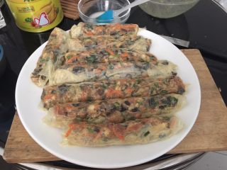 22、腐皮卷,做好的腐皮卷放入盘中待炸