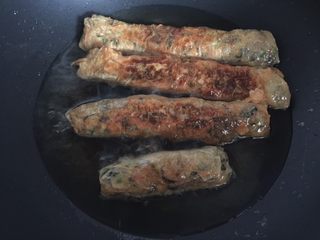 24、腐皮卷,边炸边翻动，炸至表面金黄即可捞出