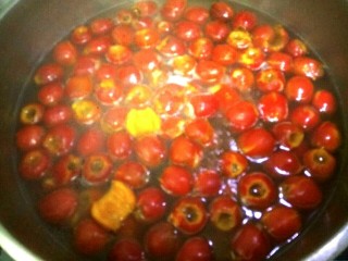 8、山楂罐头,大火烧开一二分钟即可关火