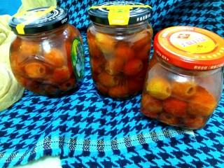 9、山楂罐头,趁热装瓶，盖上盖子，放凉后放入冰箱能保存很长时间