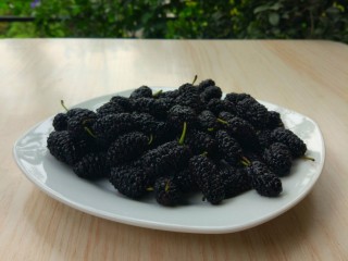 1、桑椹纯酸奶慕斯杯,桑椹洗净