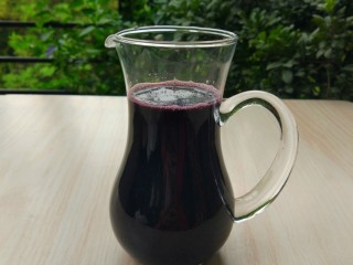 2、桑椹纯酸奶慕斯杯,桑椹倒入料理机，加双倍重量的纯净水（配方外的量）打碎，过滤后得到桑椹汁