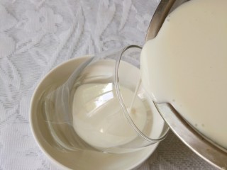 5、桑椹纯酸奶慕斯杯,将酸奶倒入杯中