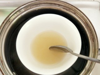 8、桑椹纯酸奶慕斯杯,鱼胶粉5克加白糖10克加纯净水35克，隔热水融化，需不停搅拌至完全融化，将融化的液体倒入180克桑椹汁里面，一边倒一边快速搅拌均匀