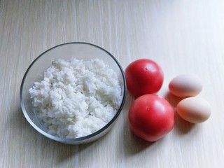 1、番茄炒蛋盖浇饭,准备好食材: