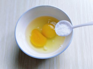 5、番茄炒蛋盖浇饭,鸡蛋敲再碗里，加入盐，十三香。