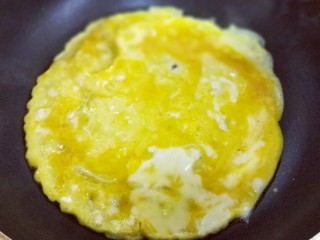 7、番茄炒蛋盖浇饭,起油锅，油温7成时倒入蛋液，小火煎蛋饼。