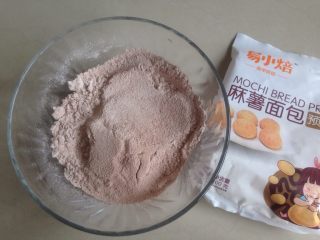 1、小熊麻薯面包,可可粉和预拌粉混合后过筛一次