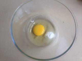 2、小熊麻薯面包,打到盆里装入鸡蛋和细砂糖