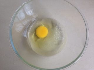 3、小熊麻薯面包,倒入玉米油和水