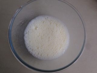 4、小熊麻薯面包,用电动打蛋器搅拌二十几秒，搅拌有密集的小气泡