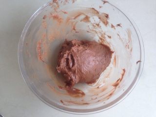 6、小熊麻薯面包,用电动打蛋器搅拌1-2分钟，拌成团，如果搅拌的时候面团缠住打蛋头，可以用刮刀将面团刮下来，再搅拌