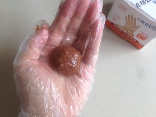 7、小熊麻薯面包,戴上一次性手套，抹油，将面团分成9个22克，18个3克的小面团，不用太精准，根据面团的重量分配