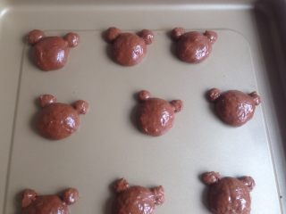 8、小熊麻薯面包,摆成小熊头部模样