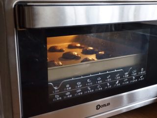 9、小熊麻薯面包,放进已经预热好170度的东菱K40C烤箱中下层，烘烤20分钟左右