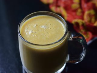 11、暖心红薯拿铁,打好的红薯奶糊倒入杯中。