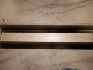 3、蔓越莓糯米糕,取一个长方形的模具，我选用的是蔓越莓饼干的模具，长度和厚度刚刚好，先铺一层保鲜膜防止糯米沾粘